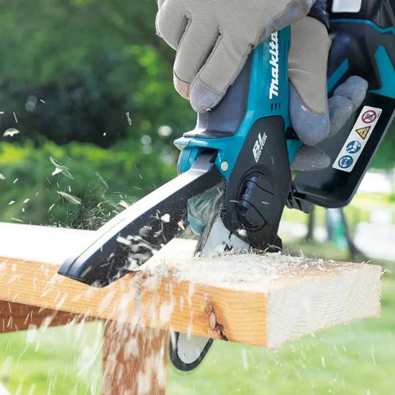 KIT MOTOSIERRA MAKITA PORTÁTIL + 2 BATERÍAS ADICIONALES + CAJA DE HERRAMIENTAS CON 108 PIEZAS